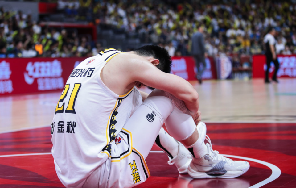 开云体育官方网站-天津队横扫广州队，胡金秋统治全场